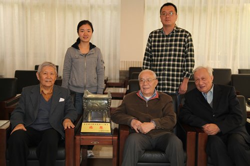 温景恒两位校友回到新奥门免费资料大全