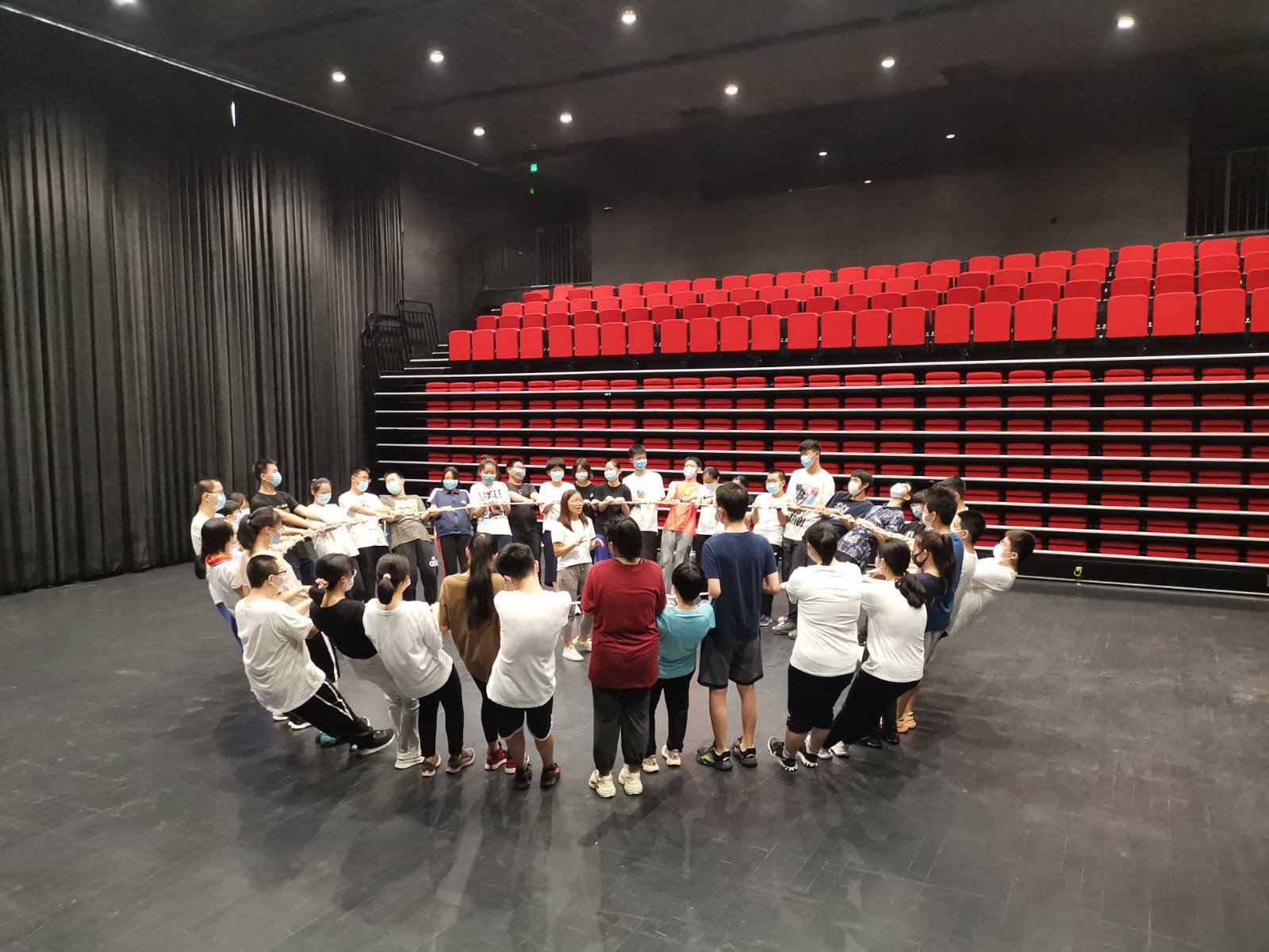 20210514122446.jpg 同学们迅速地拉近了彼此的距离