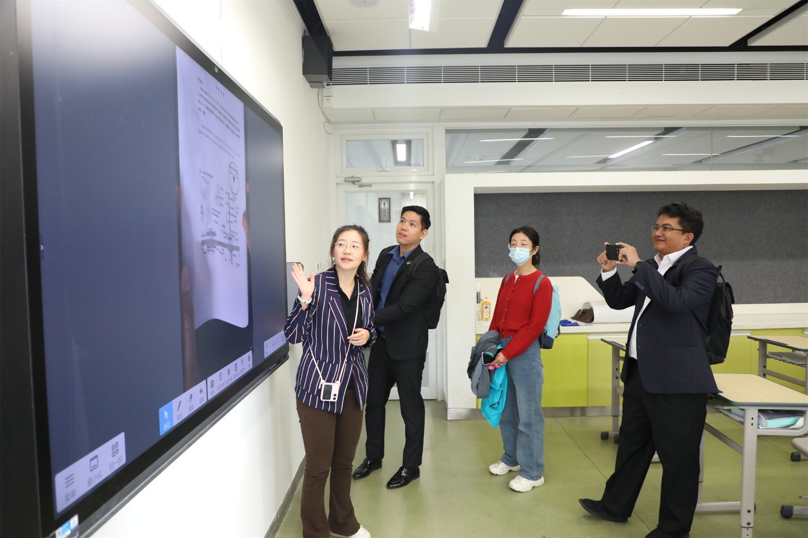 20231114806885.jpg 柬埔寨访问团先后参观了pg电子大平台