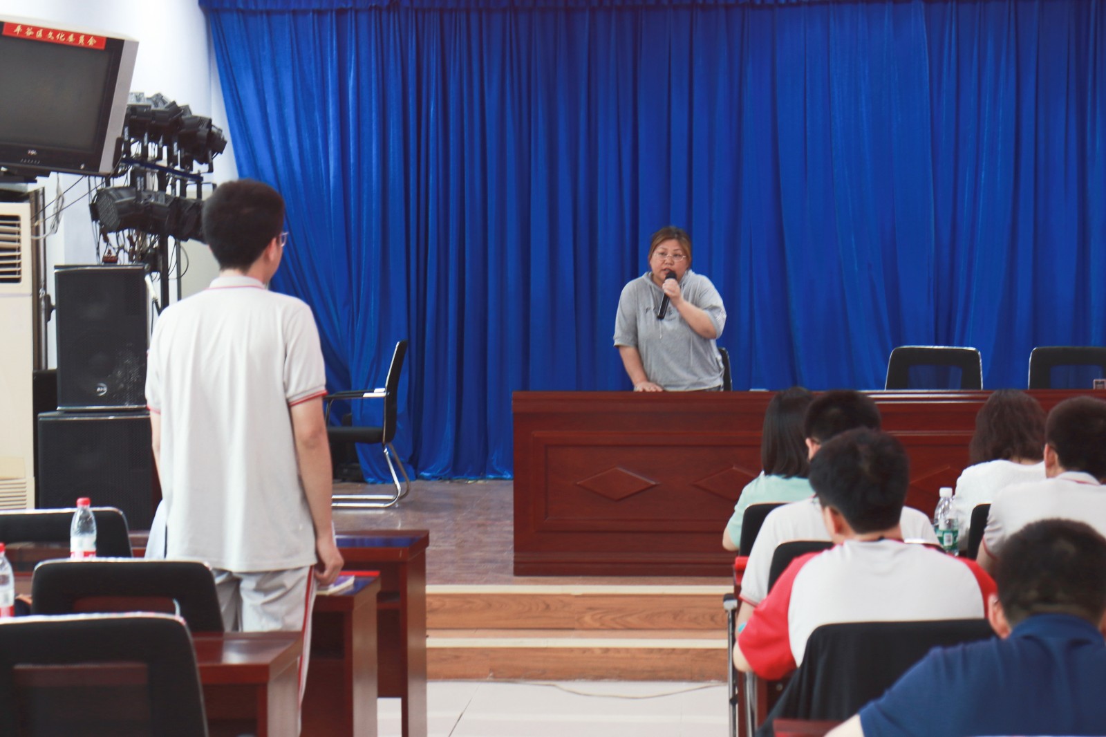20240613326961.jpg 近距离观察大桃的生长状态与生态环境