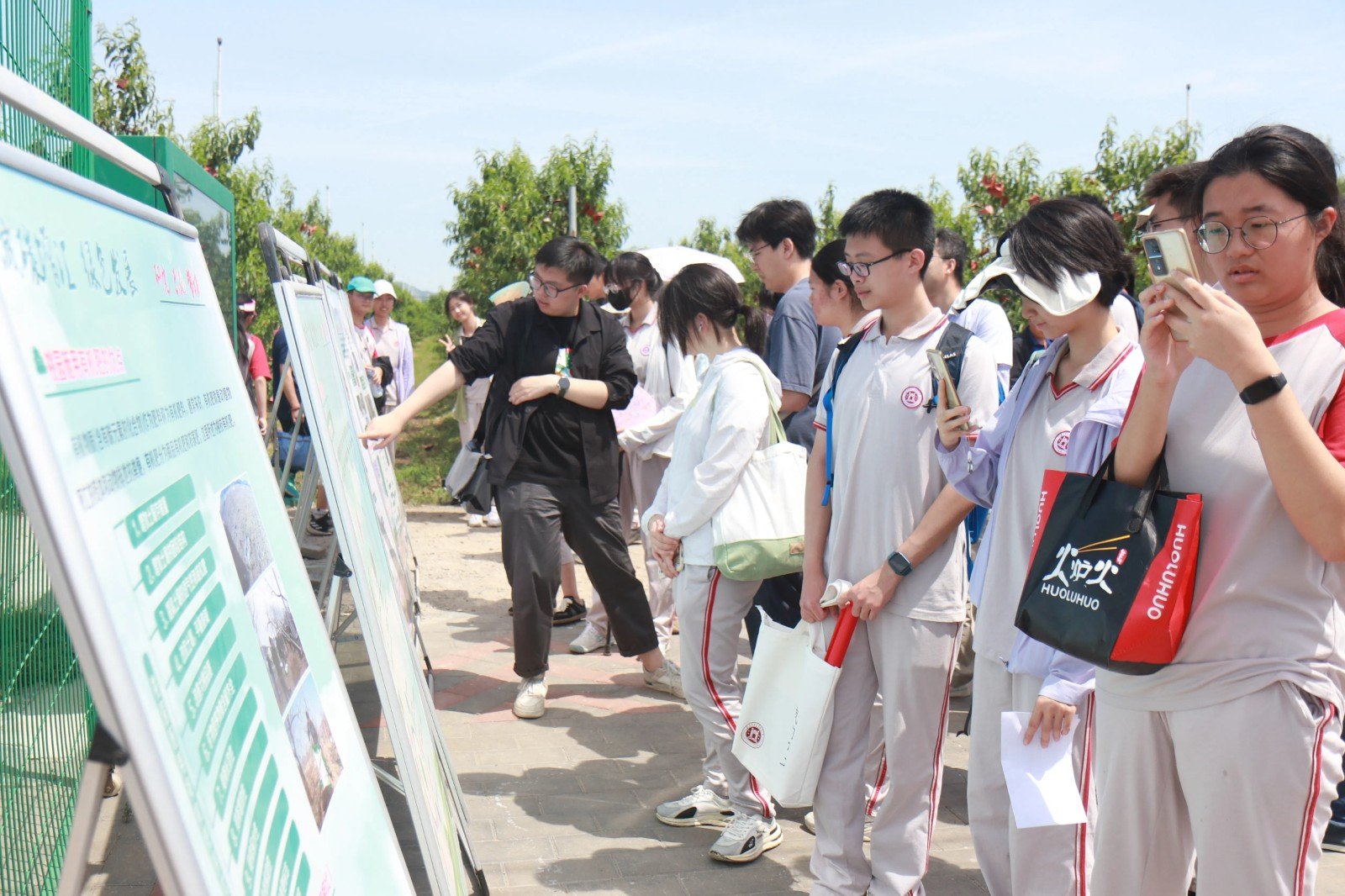 20240613436933.jpg 开启了一场从田间地头到乡村农户的实地