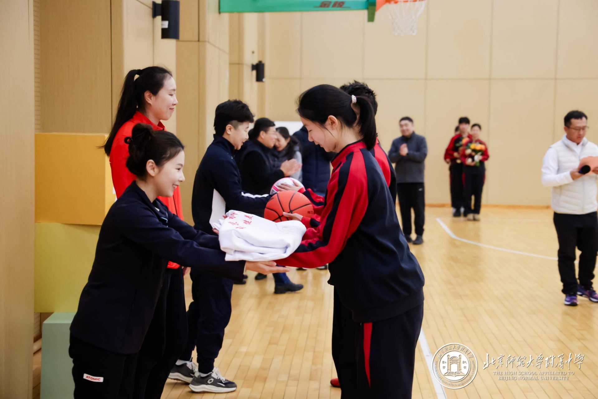 20260309257016.jpg 三位中国体坛冠军级运动员走进007即