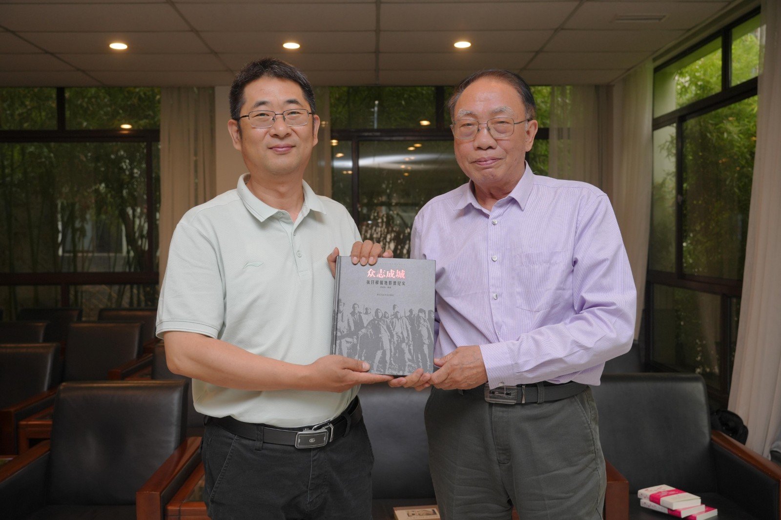 20260526959552.jpg 同题参见校友们步履从容