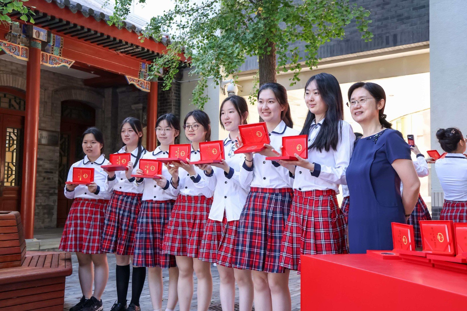 20260626477714.jpg 高三年级教师及毕业生齐聚一堂