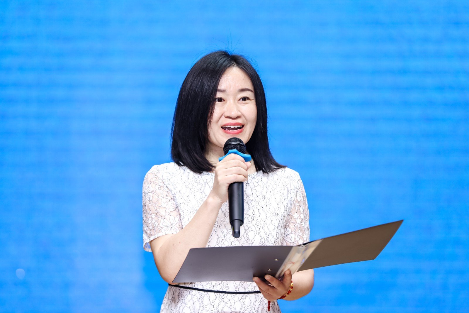 20260626544086.jpg 走过这扇象征着成长与蜕变的成人门